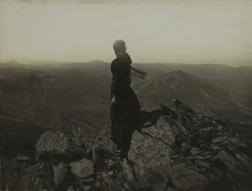 Félix Thiollier (1842-1914): Figure contemplant les monts du Menzenc, 1895-1905.